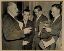 1947 Press Photo US delegate Warren R. Austin talks with reporters, Washington