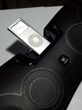 Logitech S715i Portable 30-Pin Rechargeable Speaker Dock  W/ iPod Nano 2GB