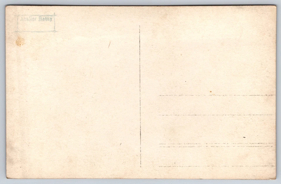 Marineros austrohúngaros posan en cubierta de buque de guerra, postal con foto real del puerto de Fiume Foto 2 de 2