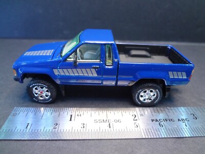 大きな鈴 Johnny Lightning 1985 Toyota SR5 Pickup storong blue- Loose 1:64