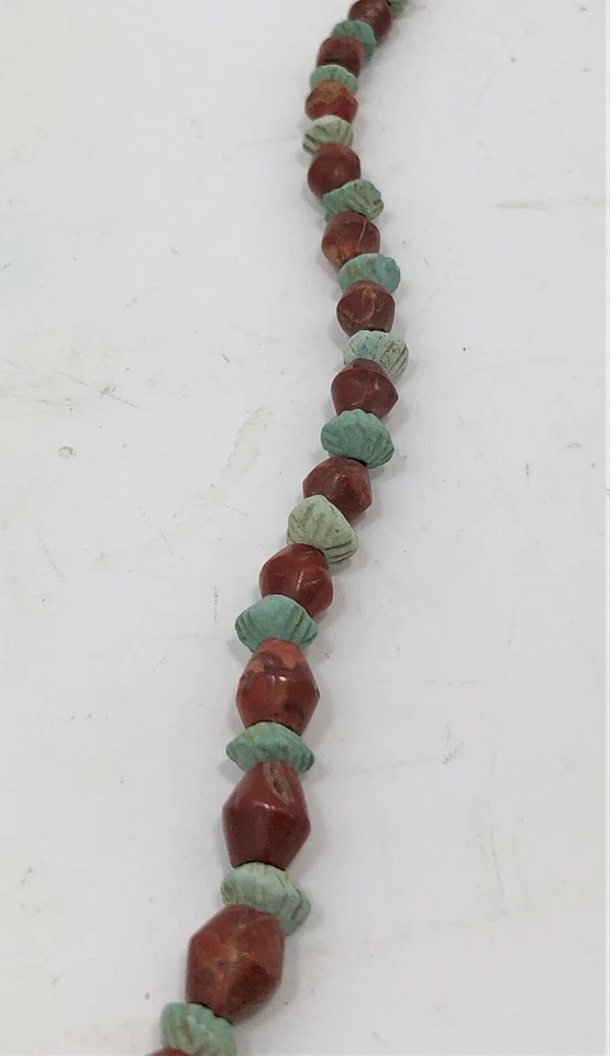 Collar en forma de batalla de cornalina y loza de Oriente Medio I Milenio a.C. Foto 3 de 4