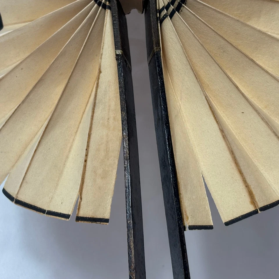 Abanico de escarapela de papel crema de colección palos de madera marrón oscuro escena de puerto con vacas Foto 3 de 4