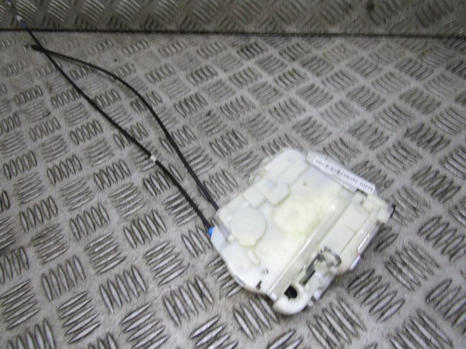 Suzuki Vitara 2019 talla T cerradura de puerta delantera lado del pasajero 82202-54PB2 OEM  Foto 2 de 4