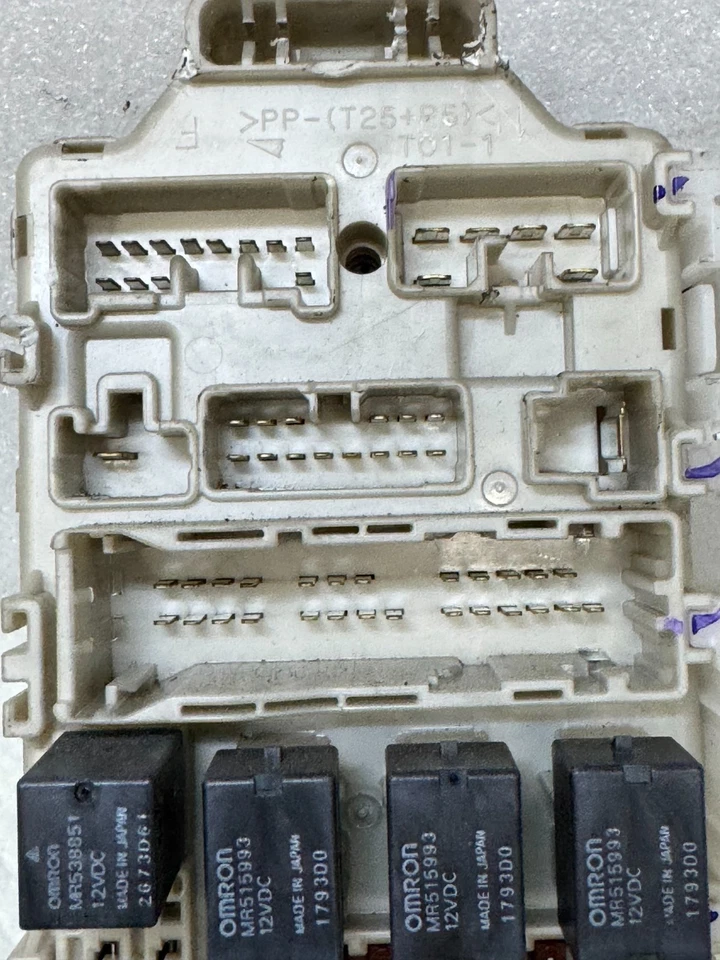 Caja de fusibles interior Mitsubishi Endeavor 2004-2006 1MR587294 OEM Foto 3 de 4