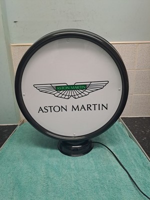 Aston Martin große doppelseitig beleuchtete freistehende - schwarze Logo Schild Leuchte 