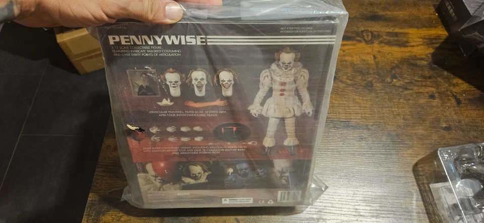 IT PENNYWISE STEPHEN KING - Mezco ONE: 12 - Immagine 4 di 4