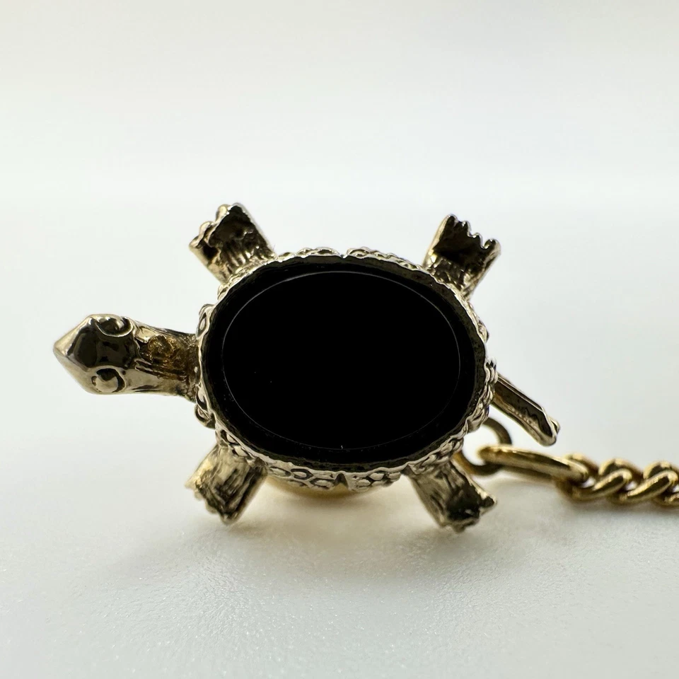 Pin de corbata de tortuga tono dorado vintage con cadena y barra negro acrílico ovalado cabujón Foto 4 de 4