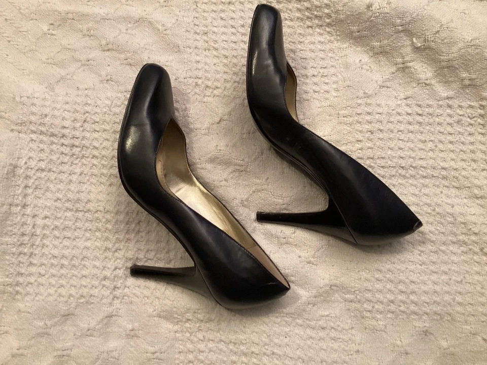 Zapatos de salón Nine West, punta almendra de cuero azul marino, tacones clásicos, talla 7,5 M Foto 4 de 4