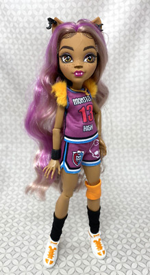 Monster High G3 Ghoul Spirit Doll 2022 Clawdeen Wolf (A) Casketball Basketball