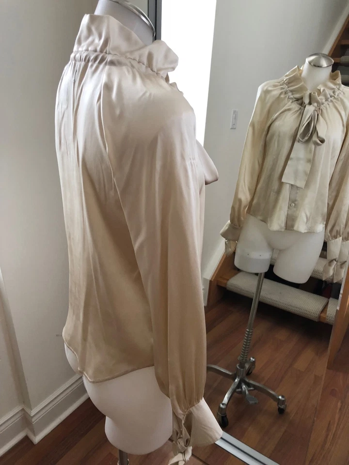 Blusa ROBERT RODRIGUEZ 100 % seda beige con volantes lazo talla 4 venta al por menor $500 Foto 4 de 4