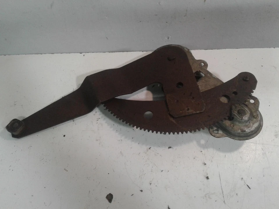 Used Front Left Door Window Regulator Front fits: 1989 Mercury Topaz manual 4 Dr Foto 2 de 4