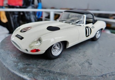 BEST 90358: Jaguar E-Type Hardtop, Tourist Trophy 1962 (Start.-Nr. 11) weiß, OVP