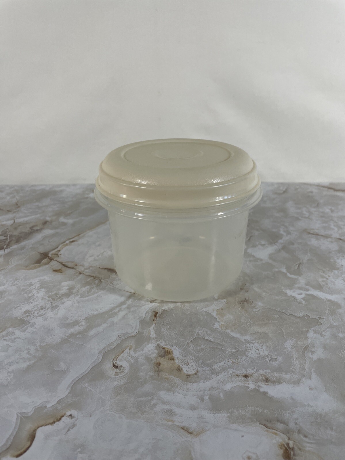 Vintage Rubbermaid Servin Saver 3 Cup Storage Container Round Almond Lid #7