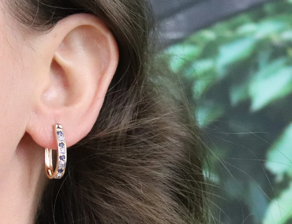 Pendientes de aro de diamantes y zafiros naturales de oro de 18k sobre plata de ley de 7/8" Foto 2 de 4