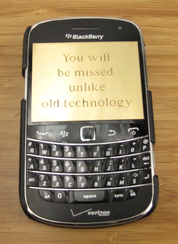 BlackBerry Bold 9930 - 8GB - Black Blackberry Humor Sammlerstück Gold Plakette Unikat - Bild 1 von 3