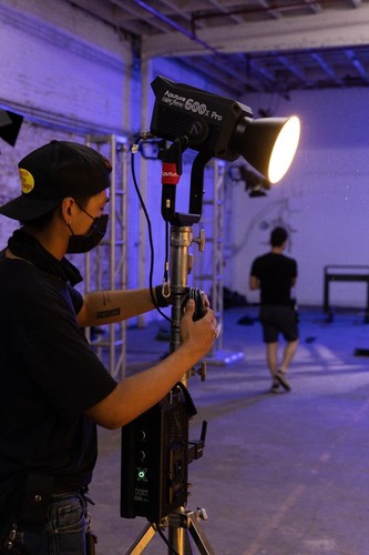 Aputure LS 600x Pro LED Video Light Bi-color 2700K-6500K+ Light Dome SE +C Stand - Picture 7 of 12