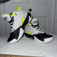 Nike Jordan Max Aura 4 GS Platinum Volt size 7 Youth b/w neon yellow sneakers