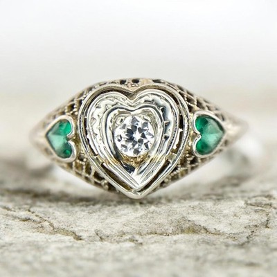 Art Deco Ring 18k Weißgold natürlicher alter europäischer Diamant grüner Smaragd Herz