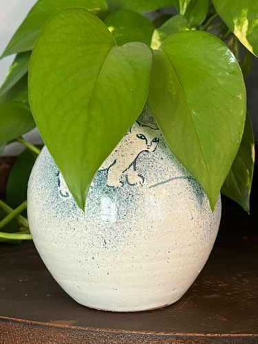 Vaso vintage arte ceramica bocciolo fiori piante ritagli gattino gatto firmato Mary S. - Foto 15 di 15