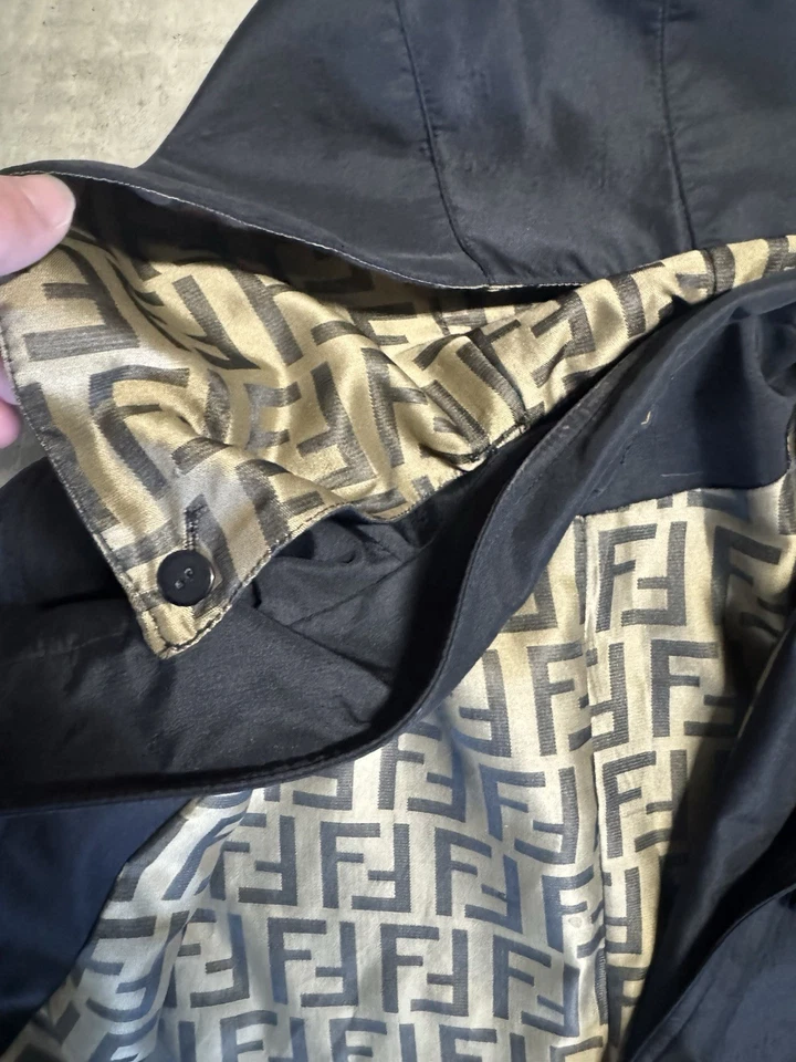 Abrigo reversible Fendi INSANE con capucha desmontable y detalles fendi geniales talla L Foto 3 de 4