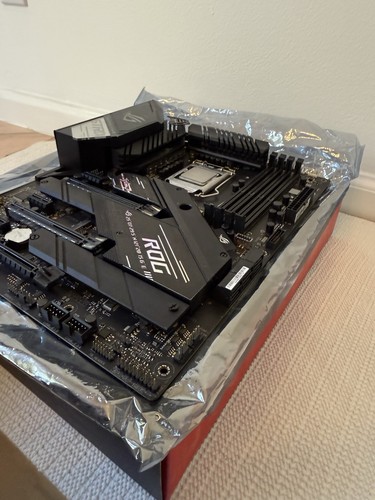 Placa madre Intel ASUS ROG Strix Intel Z490-F Gaming LGA 1200 USADA BUENA - Imagen 4 de 8