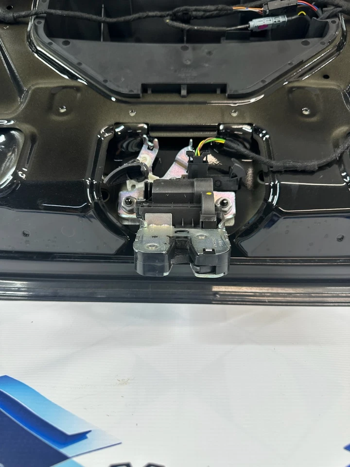 Крышка багажника в сборе черная для Audi A4 2017-2020 годов выпуска от оригинального производителя - Изображение 4 из 4