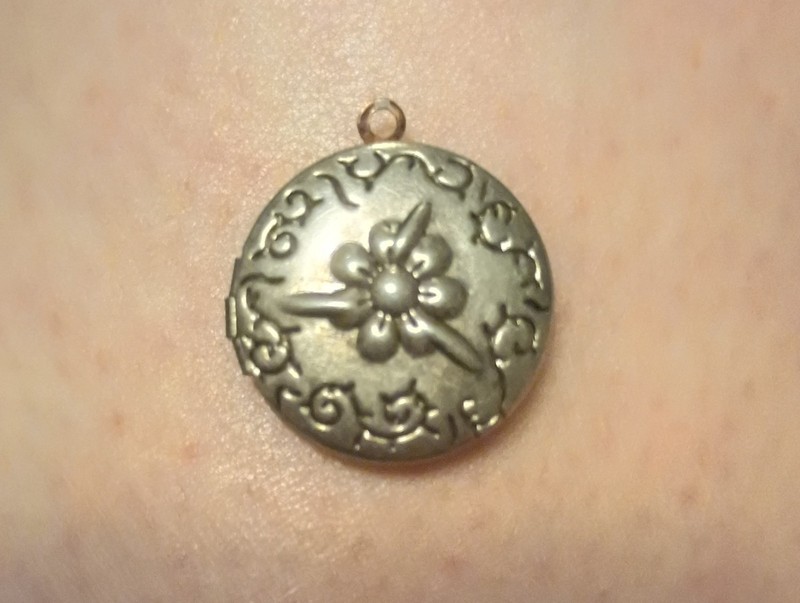 Vintage Round Silvertone Stamped Flower Decorated Edge Locket Pendant 