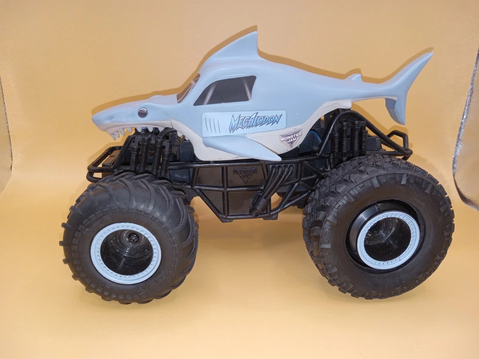 MONSTER JAM 🦈 MEGALODON 🦈 Remote Control Truck 8" *Backs Missing Works* - Image 3 of 4