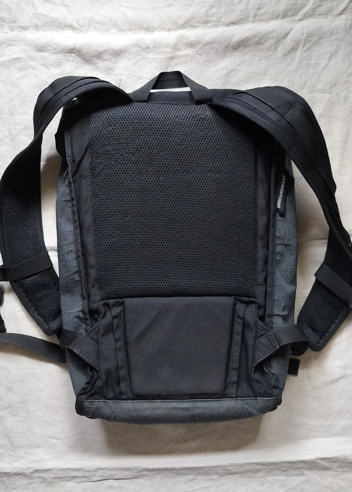 Mochila Mission Workshop Sanction AP 20L MUITO BOA, cinza com interior branco - Imagem 3 de 4