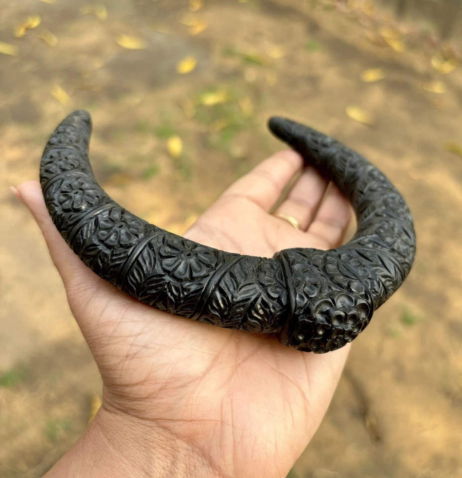 Gargantilla cuello madera ébano Kanthi Hasli collar abierto diseño floral tallado Foto 4 de 4