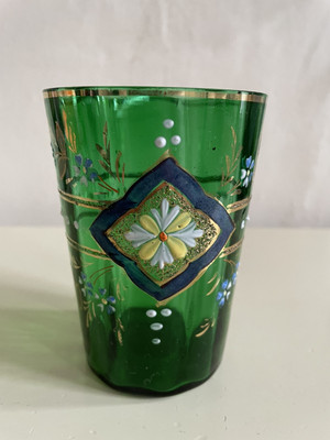 Antiker viktorianischer grüner Glasbecher handbemalt emailliert Blumendekor