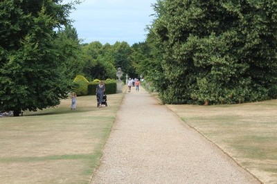 Foto 6x4 Weg zum ummauerten Garten, Polesden Lacey Kiesweg vom Mann um 2018
