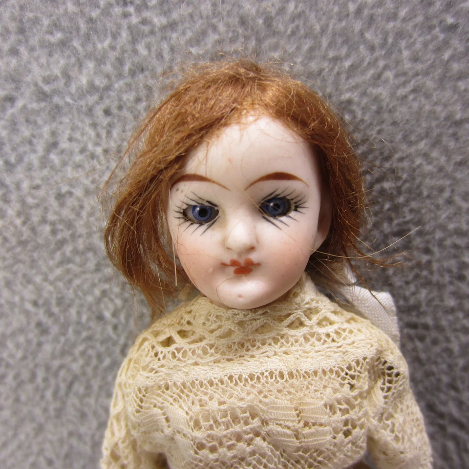 De colección Todo Bisque Mignonette Muñeca Ojos de Vidrio Pestañas Pintadas Gabinete Casa de Muñecas Foto 2 de 4