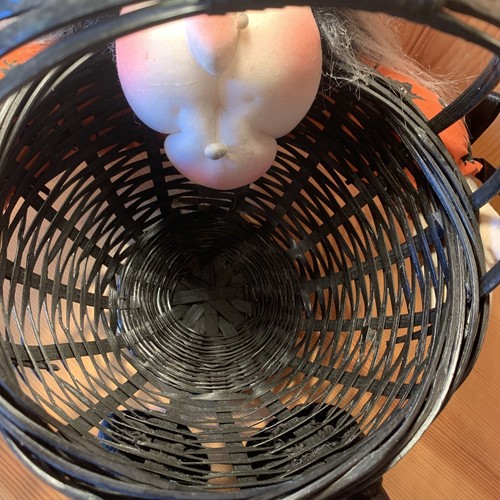 Retro Plush Witch Halloween Trick or Treat Candy Basket Vintage Black Wicker VTG - 第 7/9 張圖片