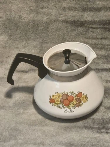 Vintage corning ware spice of life 6-cup coffee tea pot kettle "Le The" and lid.
