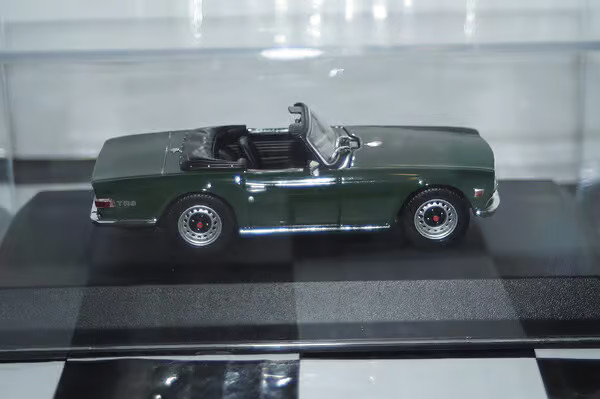 Norev Triumph TR6 1970 Green 1:43 Diecast 350093