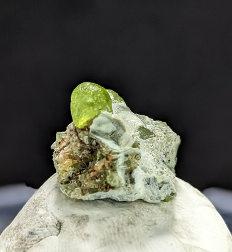 Natürliche Peridot-Kristallprobe aus der Sapat-Mine Pakistan 26x19 mm (Video innen) - Bild 14 von 15
