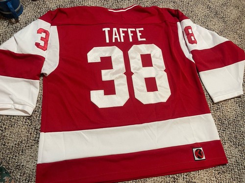 Wisconsin Badgers Hockey Men’s Jersey Size XL Red Rare WCHA K1 #38 Taffe - Picture 2 of 5