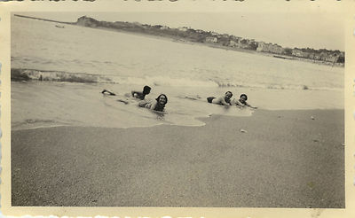 Photo Ancienne Tirage Argentique – Jeune Femme Allongée Sur La Plage – Vintage C. 1945 – Noir Et Blanc