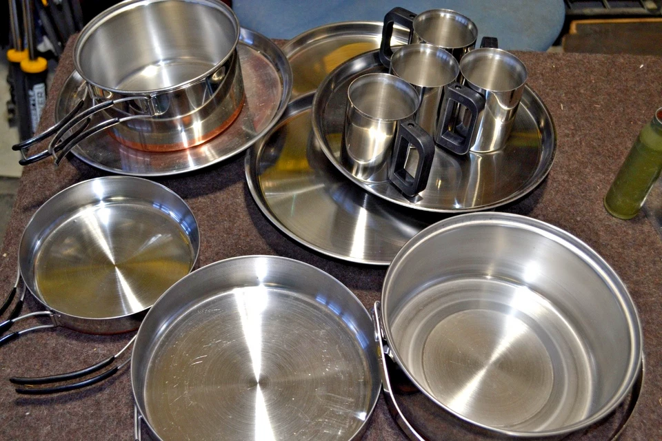 FAMILY CAMPING COOK SET WITH PLATES AND CUPS FOR 4 - Image 3 of 3