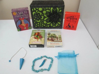 Sammlung von 4 Wahrsagekarten mit Heften in einer schönen Spitzenbox