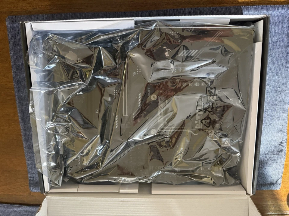 Placa madre MSI MAG X670E Tomahawk WIFI Socket AM5  Foto 3 de 4