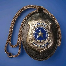 IMPREZA: Odznaka Super Police z łańcuszkiem o długości 72 cm. Czarna sztuczna skóra. Nowy!