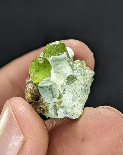 Natürliche Peridot-Kristallprobe aus der Sapat-Mine Pakistan 26x19 mm (Video innen) - Bild 3 von 15
