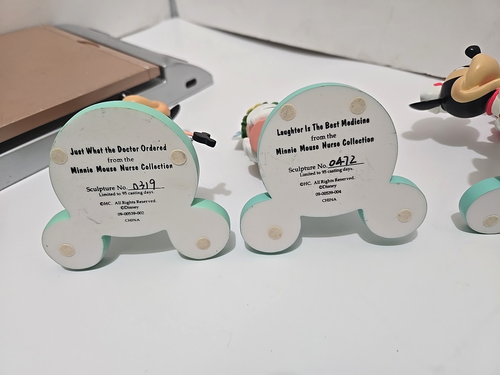 4 Disney Minnie Mouse Krankenschwester Sammlung niedrige Besetzung Zahlen EUC - Bild 5 von 17