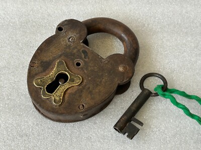 1930s OLD VINTAGE BRASS FITTED RUSTIC IRON HEAVY UNIQUE PADLOCK WITH KEY, (IP.7)