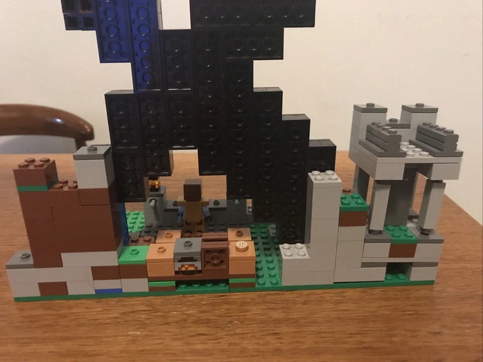 LEGO Minecraft: The Sword Outpost (21244) - Image 2 of 4