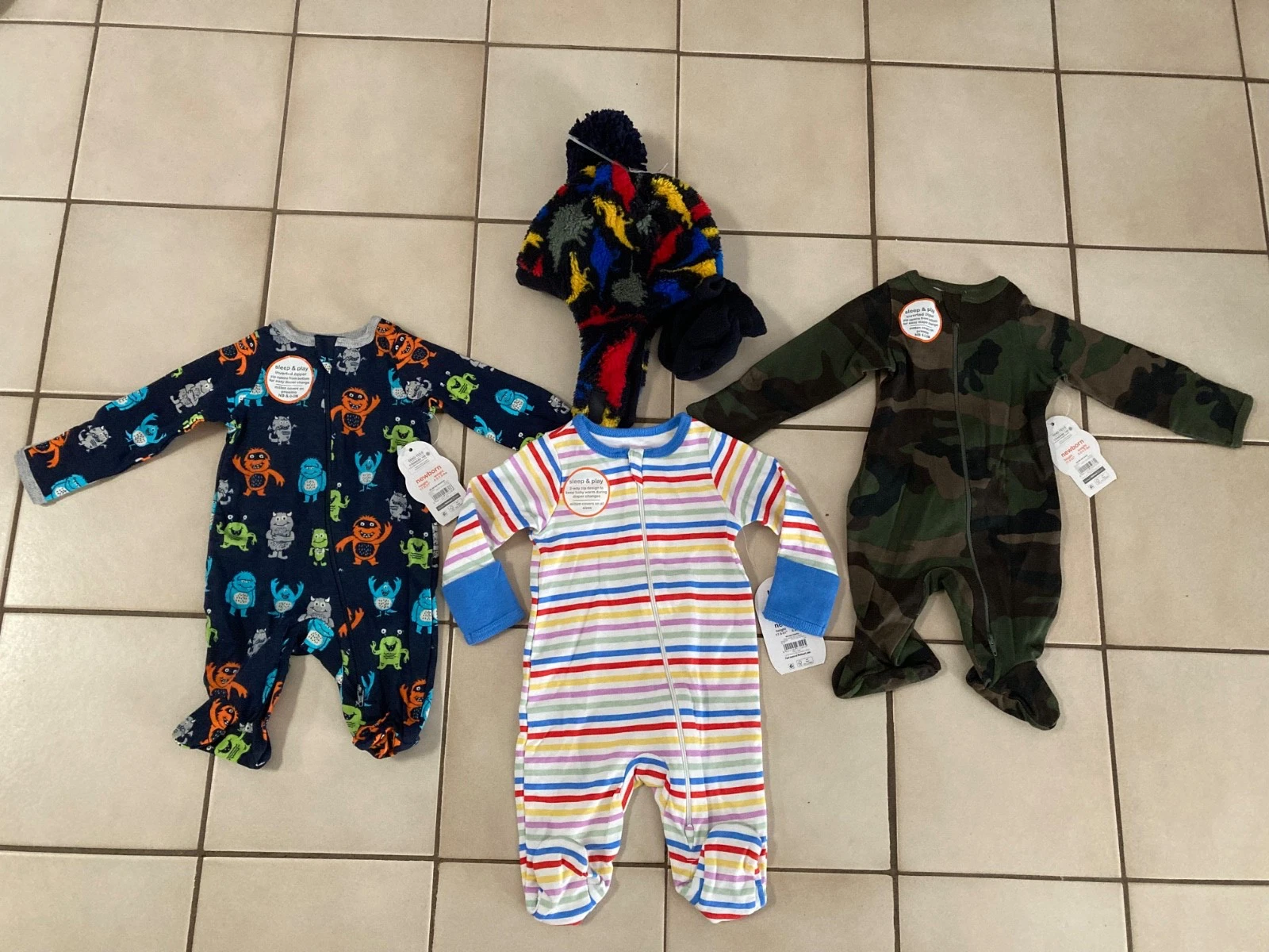 5-piece OLD NAVY Baby Boys Size NEWBORN Clothing Lot Sleepers Hat Mittens NEW!
