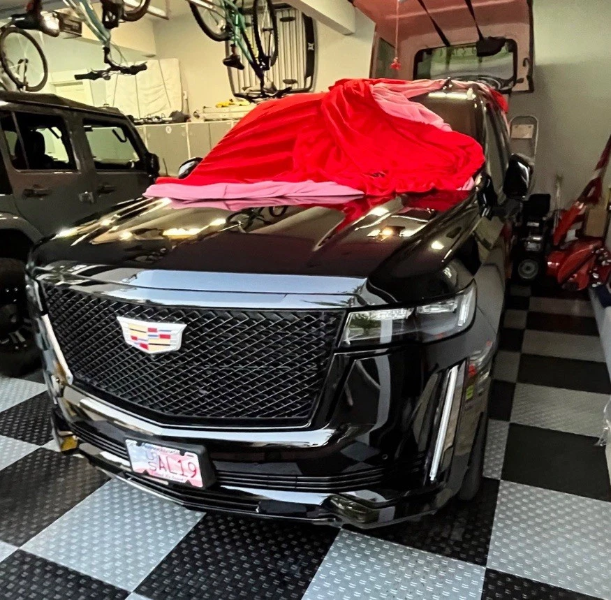 Cubierta de coche elástica satinada Coverking para Cadillac Escalade 2021-2026 ajuste personalizado. Foto 2 de 4