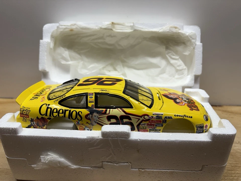 #26 Woody Cheerios NASCAR Diecast 1:24 Hot Wheels Crew’s Choice - Toy Story 2 Foto 3 de 4